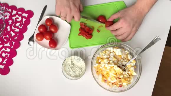 做螃蟹棒奶酪鸡蛋和西红柿的沙拉视频的预览图