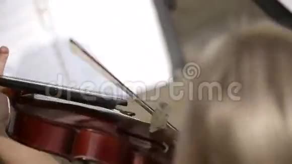 音乐四重奏小提琴手中弹视频的预览图