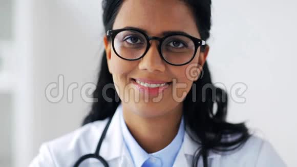 年轻医生戴着眼镜脸上洋溢着幸福的笑容视频的预览图