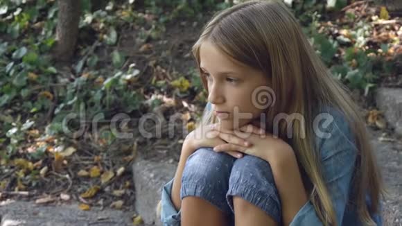 悲伤的孩子不是独自玩耍的孩子在公园里不快乐的体贴的女孩视频的预览图