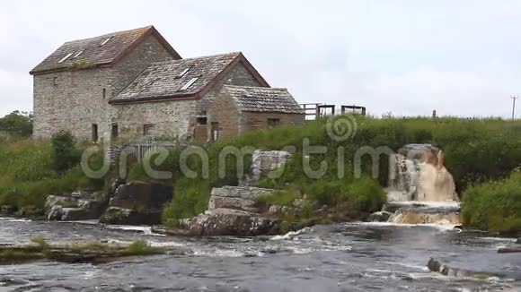 苏格兰瑟索一座古老的石磨和桥视频的预览图