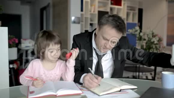 女儿帮助父亲在家工作视频的预览图