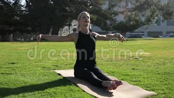 年轻的金发女人正在做瑜伽练习视频的预览图