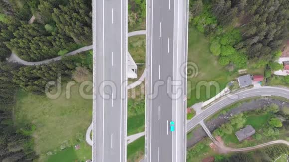 高速公路高架桥的高空俯视图与山区多烷交通奥地利高速公路视频的预览图