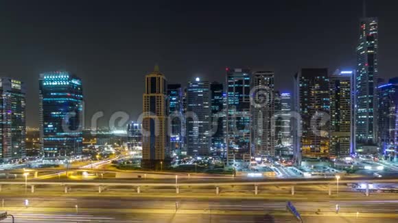 鸟瞰朱美拉湖高塔摩天大楼夜间时间推移与交通谢赫扎耶德路视频的预览图