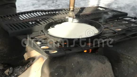 篝火煎锅上的俄罗斯煎饼视频的预览图