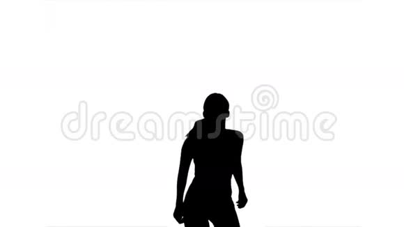 女人在白色背景上跳跃和举起手臂的剪影视频的预览图