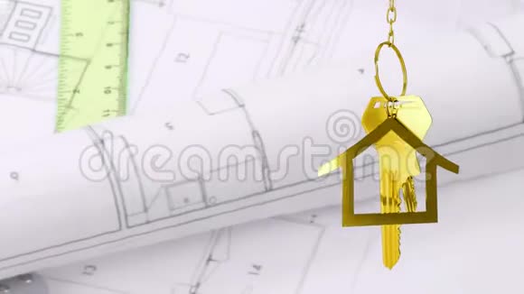 房子钥匙和钥匙离岸价挂在建筑图纸的背景上视频的预览图