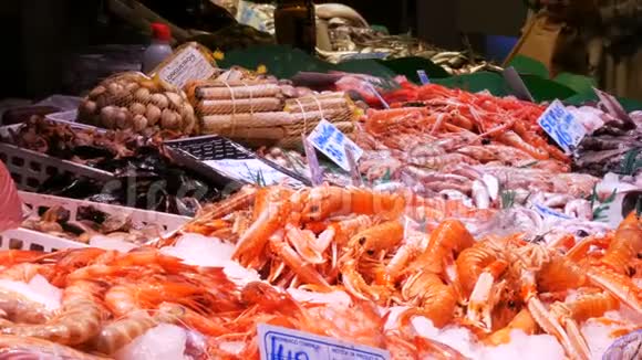 西班牙巴塞隆纳波奎利亚鱼市海鲜螃蟹龙虾鱿鱼虾小龙虾牡蛎贻贝贝壳视频的预览图