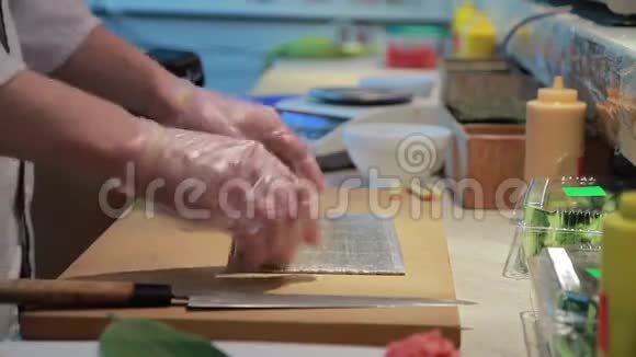 鲑鱼寿司卷的烹饪视频的预览图