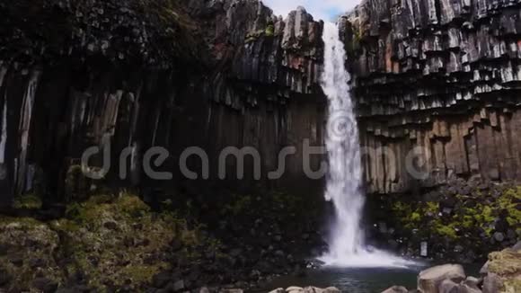 斯卡夫塔菲尔国家公园的斯瓦尔蒂沃斯瀑布视频的预览图