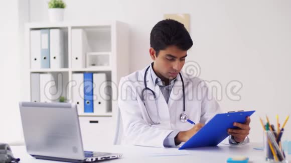 医院有笔记本电脑和心电图的男医生视频的预览图