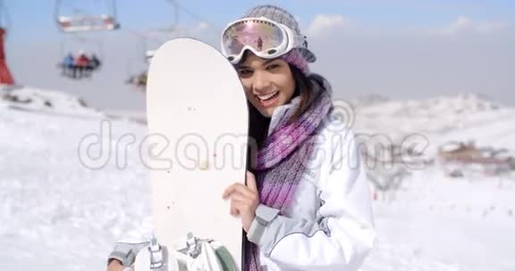带着她的滑雪板嘲笑年轻女人视频的预览图
