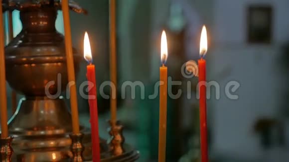蜡烛黑暗的俄罗斯教堂正统仪式圣礼室内慢动作视频视频的预览图