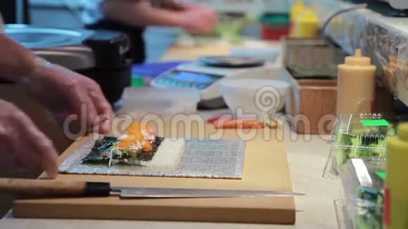 鲑鱼寿司卷的烹饪视频的预览图