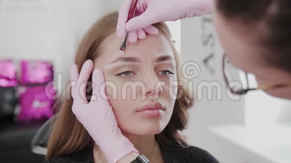 专业化妆师为客户女孩做眉毛标记视频的预览图