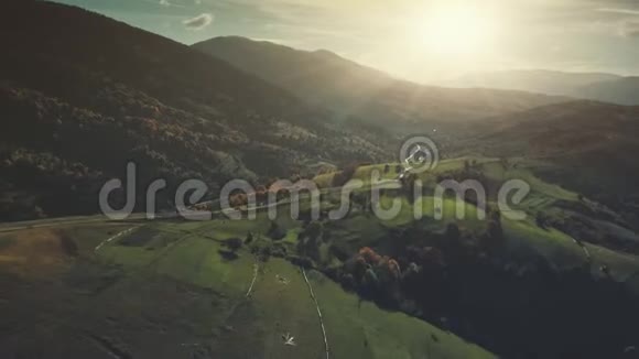雄伟的山野森林斜坡空中景色视频的预览图