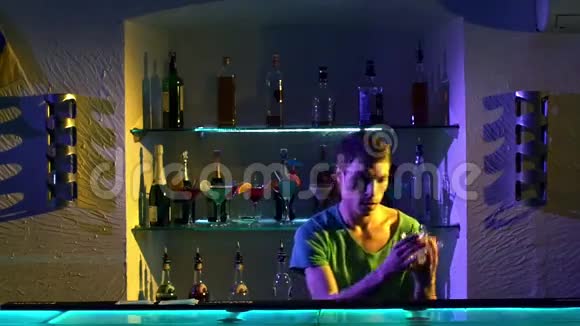 年轻的酒保用两只眼镜耍花招视频的预览图
