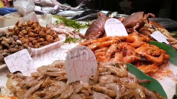 西班牙波奎利亚鱼市海鲜螃蟹龙虾鱿鱼虾小龙虾蚝蚌贝壳视频的预览图