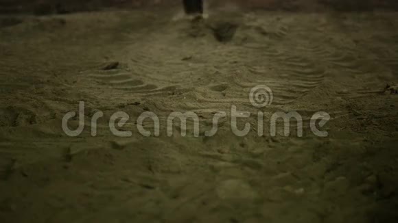电影场景三在尘土中行走的人视频的预览图