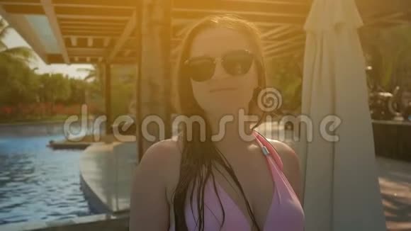 泳池附近的漂亮女孩夏日的阳光慢动作视频的预览图