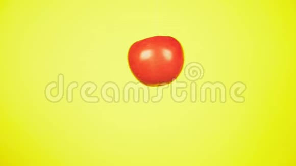 新鲜的西红柿掉了一滴水营养的概念在黄色背景上分离慢动作视频的预览图