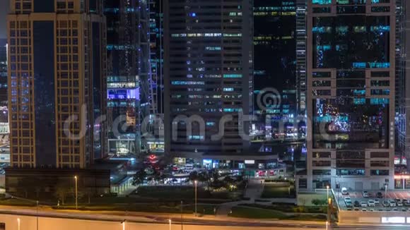 鸟瞰朱美拉湖高塔摩天大楼夜间时间推移与交通谢赫扎耶德路视频的预览图