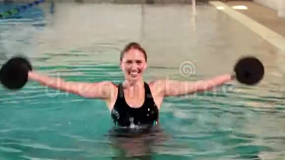 适合女人在游泳池里用泡沫哑铃做水上有氧运动视频的预览图