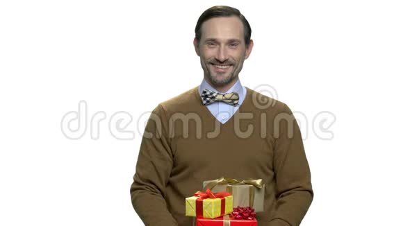 微笑的男人送礼物盒视频的预览图