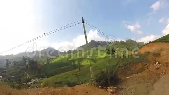 从斯里兰卡公路上山麓茶园的移动车辆可以看到视频的预览图