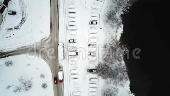 冬日雪车站在停车场的鸟瞰图视频的预览图