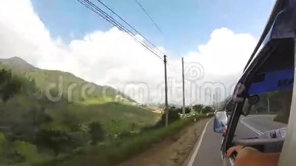 从斯里兰卡公路上山麓茶园的移动车辆可以看到视频的预览图