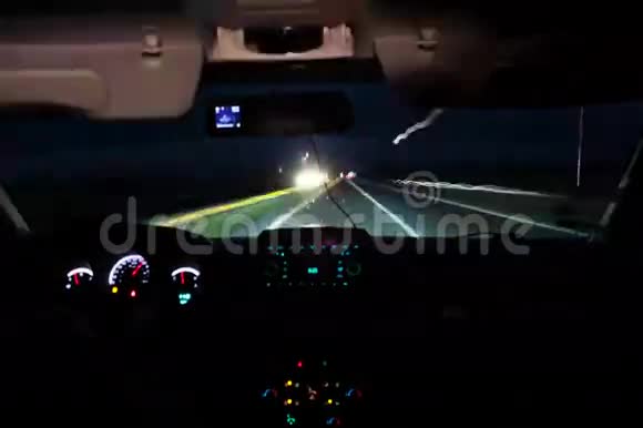 在夜路上开车的时间视频的预览图
