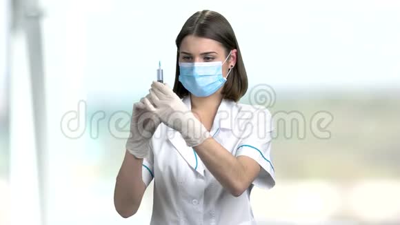 带口罩和注射器的护士视频的预览图