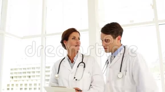 两个医生在谈论一份文件视频的预览图