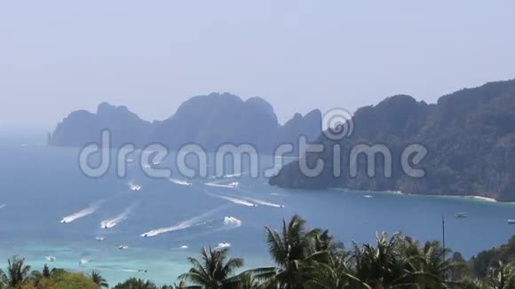 菲菲岛美丽的泰国海湾菲菲附近的快艇视频的预览图