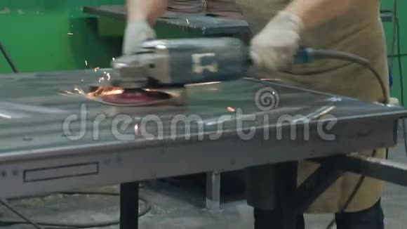 金属毛坯磨削工艺金属门的生产视频的预览图