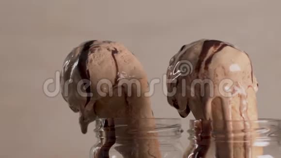 华夫饼锥巧克力冰淇淋视频的预览图