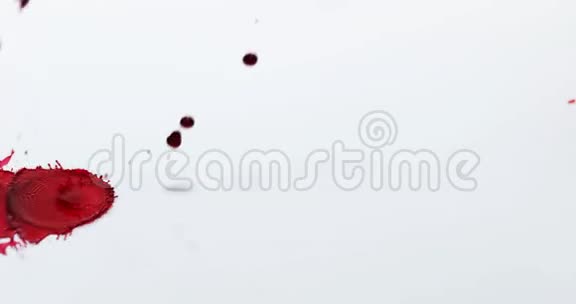 在白色背景下滴血视频的预览图