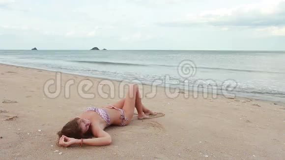 在海边放松的女人视频的预览图