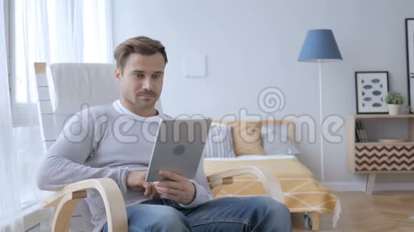 中年男子平板电脑在线视频聊天视频的预览图