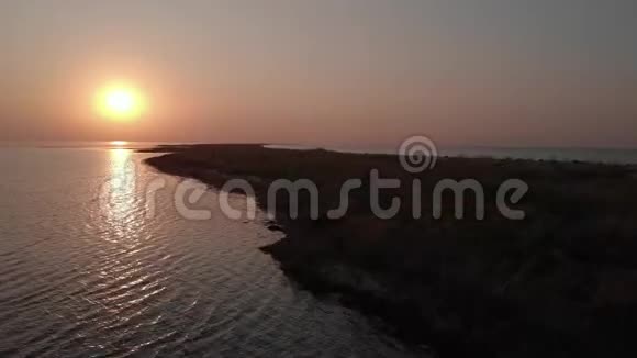在波涛汹涌的大海上美丽的日落视频的预览图