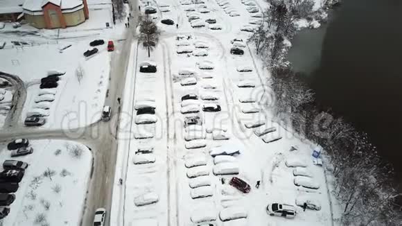 冬日雪车站在停车场的鸟瞰图视频的预览图