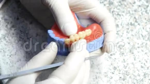 牙科技师在牙科实验室制作假牙视频的预览图