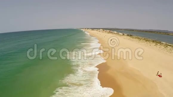 法罗海滩的空中镜头阿尔加维视频的预览图