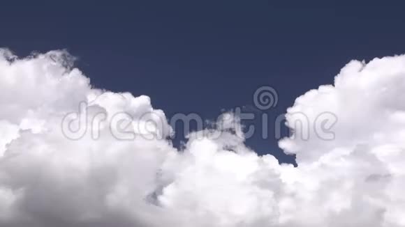 积雨云在运动戏剧性的蓝天的时间流逝视频的预览图