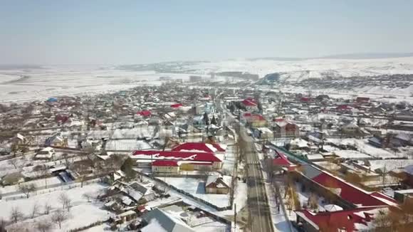 多瑙河三角洲一个小村庄的鸟瞰图视频的预览图