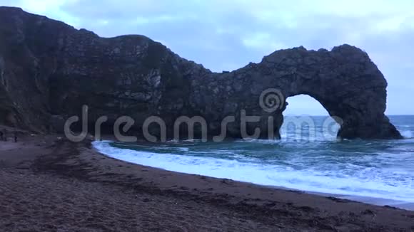 有岩石的跨栏门海滩视频的预览图