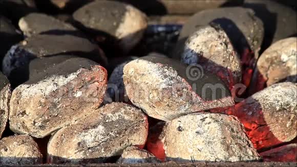 烧花砖木炭准备烧烤视频的预览图