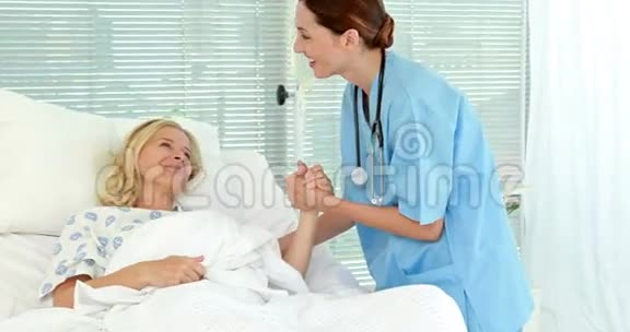 医生和她的病人说话视频的预览图